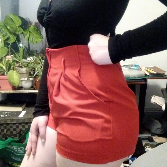 Red High wasted shorts - Picture 2 of 2